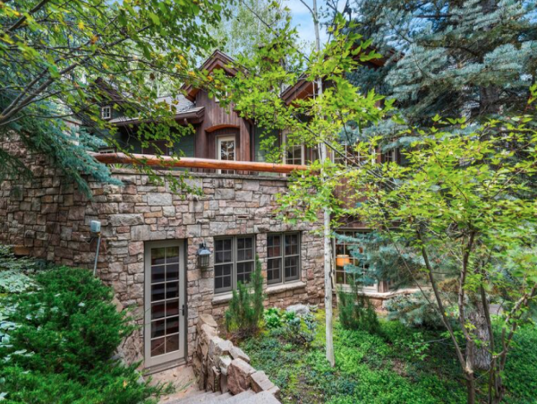 Luxurious Ski-in/ Ski-out Vacation Home - Family-Friendly Retreat
